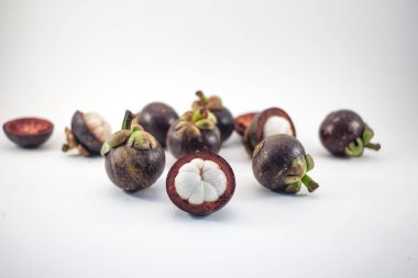 İzole mangosteens. Bol meyve izole beyaz arka plan üzerinde üstten görünüm