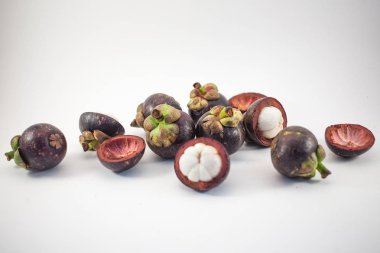 İzole mangosteens. Bol meyve izole beyaz arka plan üzerinde üstten görünüm