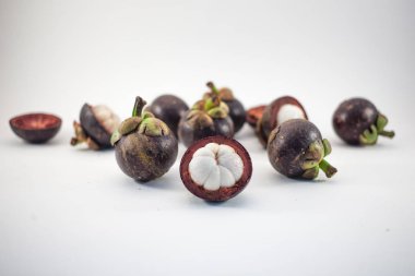 İzole mangosteens. Bol meyve izole beyaz arka plan üzerinde üstten görünüm
