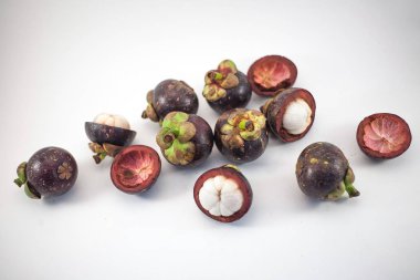 İzole mangosteens. Bol meyve izole beyaz arka plan üzerinde üstten görünüm