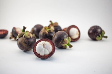 İzole mangosteens. Bol meyve izole beyaz arka plan üzerinde üstten görünüm