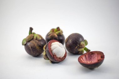 İzole mangosteens. Beyaz arka plan üzerinde izole dört kesilerek meyve