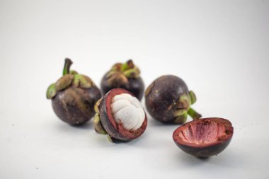 İzole mangosteens. Beyaz arka plan üzerinde izole dört kesilerek meyve