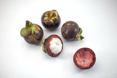 İzole mangosteens. Beyaz arka plan üzerinde izole dört kesilerek meyve