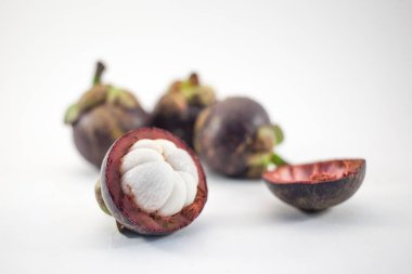 İzole mangosteens. Beyaz arka plan üzerinde izole dört kesilerek meyve