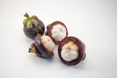İzole mangosteens. Beyaz arka plan üzerinde izole dört kesilerek meyve