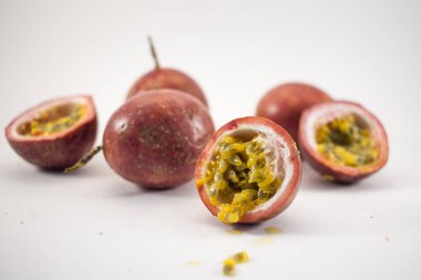 Tutku izole meyve bol. Bütün passionfruits ve beyaz arka plan üzerinde izole maracuya halfs