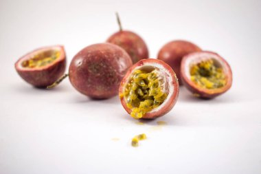 Tutku izole meyve bol. Bütün passionfruits ve beyaz arka plan üzerinde izole maracuya halfs
