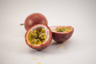 Passion fruit izole. Bütün Çarkıfelek ve beyaz arka plan üzerinde izole maracuya halfs