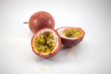 Passion fruit izole. Bütün Çarkıfelek ve beyaz arka plan üzerinde izole maracuya halfs