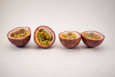 Passion fruit dilimlenmiş. Beyaz arka plan üzerinde izole maracuya halfs