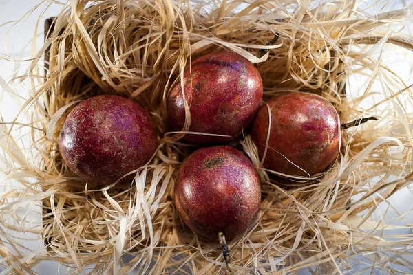 Dört tutku meyve izole. Saman üzerinde bütün maracuyas