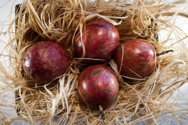 Dört tutku meyve izole. Saman üzerinde bütün maracuyas