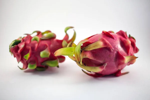 Duas Frutas Dragão Isoladas Fundo Branco — Fotografia de Stock