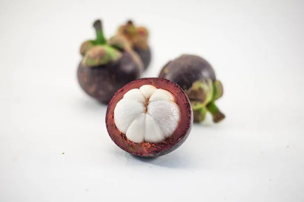 Mangostanes Aislados Cuatro Frutas Cortadas Aisladas Sobre Fondo Blanco — Foto de Stock
