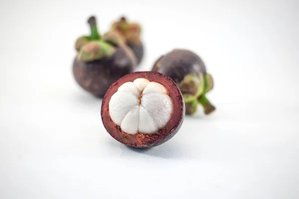 Mangostanes Aislados Cuatro Frutas Cortadas Aisladas Sobre Fondo Blanco — Foto de Stock