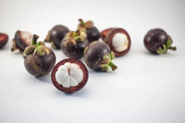 Mangostanes Aislados Montón Frutas Aisladas Sobre Fondo Blanco Vista Superior — Foto de Stock