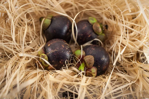 Четыре Mangosteens Соломе Изолированы Белом Фоне — стоковое фото