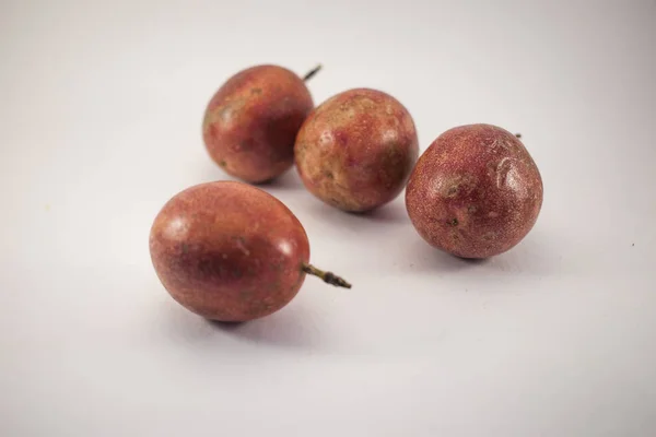 Cuatro Frutas Pasión Aisladas Cuatro Maracuyas Aisladas Sobre Fondo Blanco —  Fotos de Stock