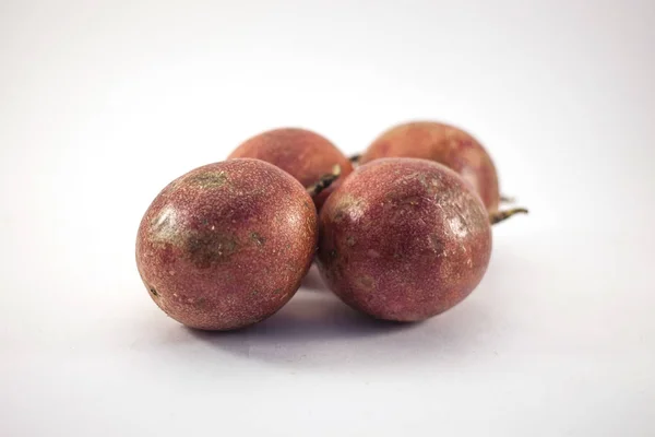 Cuatro Frutas Pasión Aisladas Cuatro Maracuyas Aisladas Sobre Fondo Blanco —  Fotos de Stock