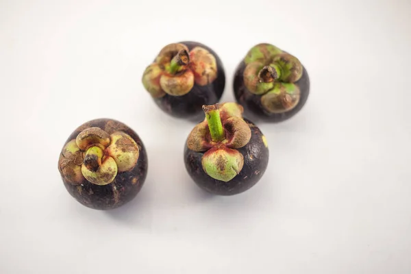 Cuatro Mangostanes Aislados Sobre Fondo Blanco — Foto de Stock