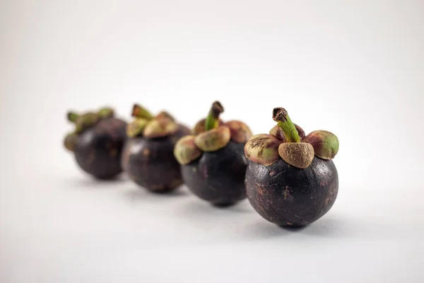 Cuatro Mangostanes Aislados Sobre Fondo Blanco — Foto de Stock