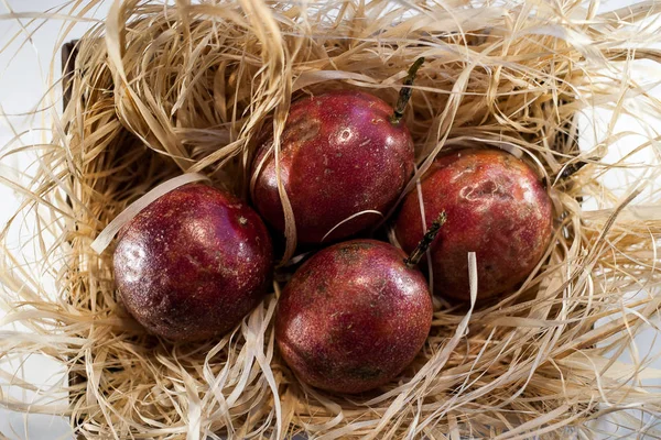 Quattro Frutti Della Passione Isolati Maracuja Intere Sulla Paglia — Foto Stock