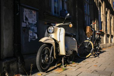 Eski vintage scooter sokak duvara yakın park