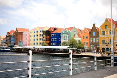 Otrobanda Curacao'dan Willemstad şehir merkezine bakış