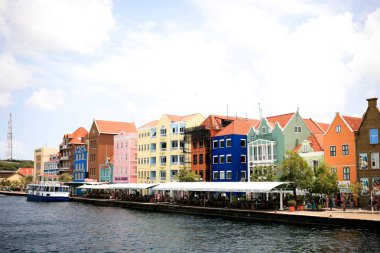 Otrobanda Curacao'dan Willemstad şehir merkezine bakış