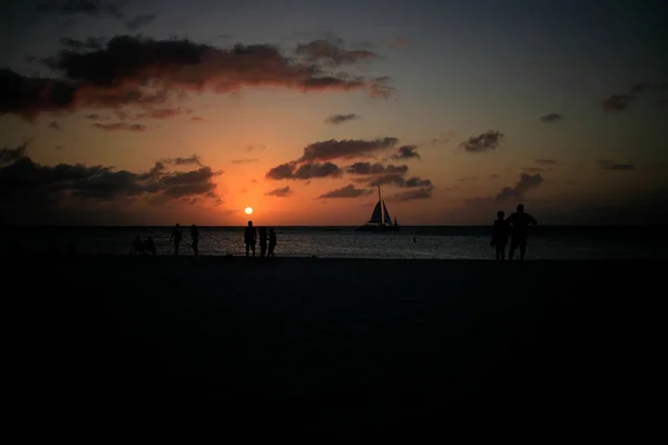 Solnedgang på Palm Beach Aruba – stockfoto