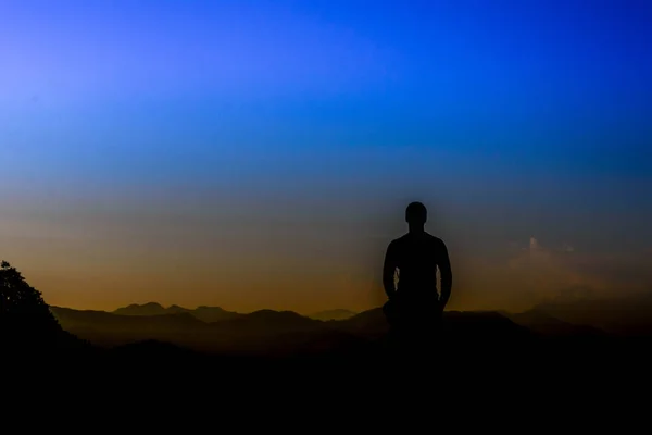 Gün batımı tepe üzerinde tanıklık ederken hayat düşünürken