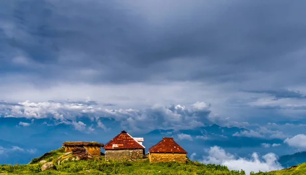 Yüksek dağlar bulutlar dokunmadan Himalayalar üzerinde birkaç shephard kulübeleri