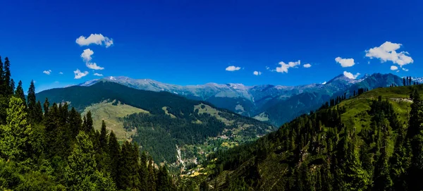 印度喜马查尔邦的昌巴山脉和山谷 蓝天和绿色丛林 — 图库照片