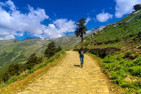 Solo Ragazza Escursioni Sul Passo Sach — Foto Stock