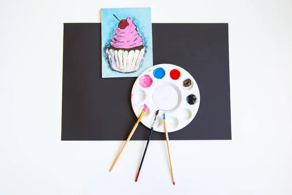 çörek boya ve fırça yanındaki küçük akrilik boya