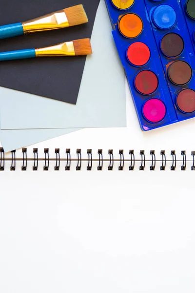 suluboya boya ve fırça açık sanat günlüğünde