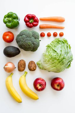 Çeşitli meyve ve sebze knolling model beyaz bir yüzey üzerinde yer 