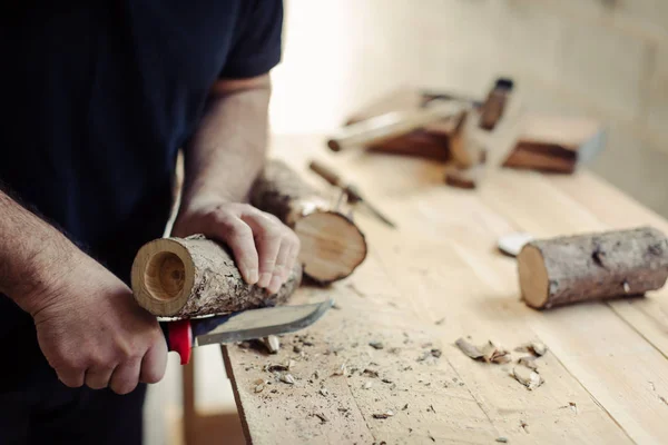 Rustik ahşap mumluk tealights için yapım Atölyesi içinde adam