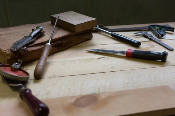 Man Die Rustieke Houten Kaars Houders Voor Theelichten Werkplaats — Stockfoto