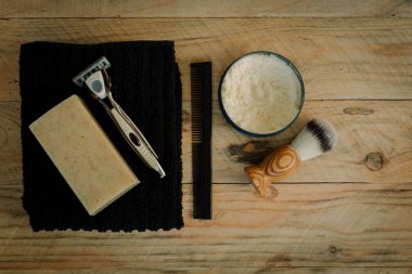 Düz tıraş ve ahşap bir yüzeyi öğeleri damat yatıyordu