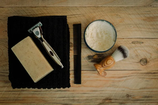 Düz tıraş ve ahşap bir yüzeyi öğeleri damat yatıyordu