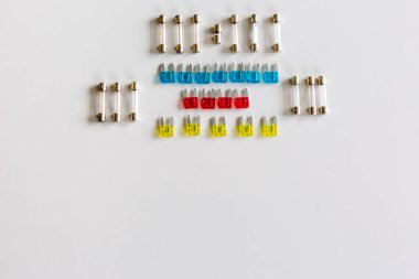 Beyaz bir arka plan üzerinde düzenlenen küçük otomobil sigortaları