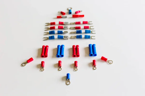 Beyaz bir yüzeye düzenlenmiş bir araba için elektrik terminalleri