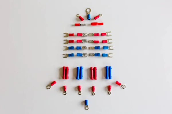 Beyaz bir yüzeye düzenlenmiş bir araba için elektrik terminalleri