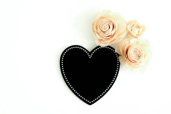 Creme Künstliche Rosen Mit Einem Schwarzen Liebesherz Auf Weißem Hintergrund — Stockfoto