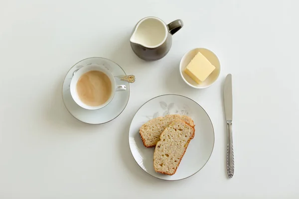 Taza Con Mantequilla Pan Plátano Jarra Crema Sobre Una Superficie — Foto de Stock