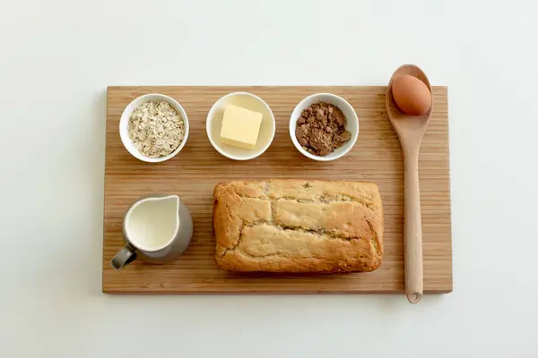 muz ekmek ve bazı maddeler bir ahşap tahta üzerinde düz lay