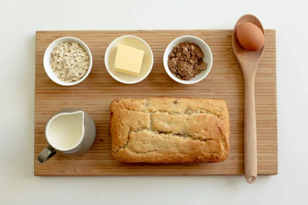 muz ekmek ve bazı maddeler bir ahşap tahta üzerinde düz lay