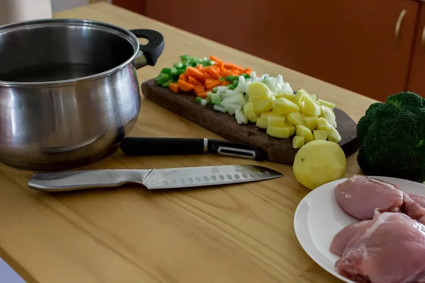 Bir tavuk ve sebze çorbası bir ev mutfak hazırlanması